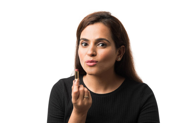 Indická mladá žena / Dívka uvedení make-up, stojící izolované nad bílým pozadím - Fotografie, Obrázek