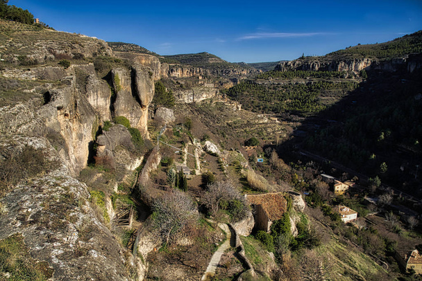 クエンカの歴史的な町-スペイン。古い町の岩の丘の上に座って、カスティーリャ・ラ・マンチャ、スペイン。崖の上にぶら下がっている家。素晴らしいスペイン-崖の岩の上の都市- Cuenca - 写真・画像