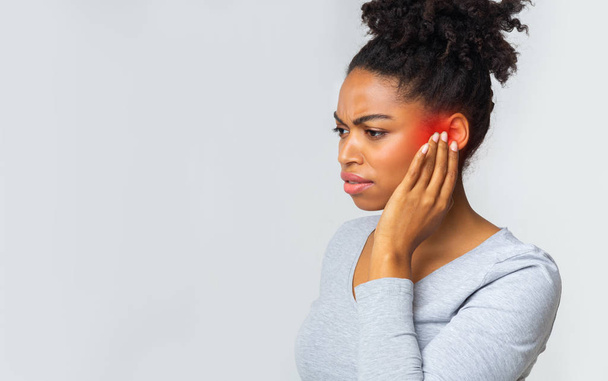 Giovane donna che soffre di dolore acuto all'orecchio
 - Foto, immagini