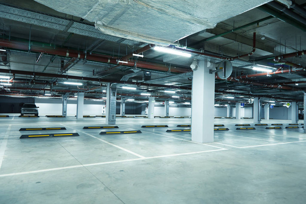 Горизонтальное изображение пустой подземной парковки
 - Фото, изображение