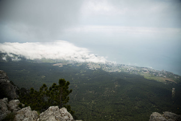 Uitzicht op de stad Jalta vanaf de berg Ai-Petri. - Foto, afbeelding