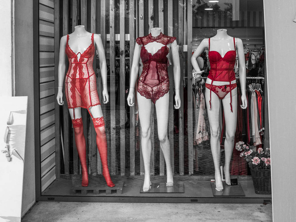 manequins de lingerie na vitrine
 - Foto, Imagem