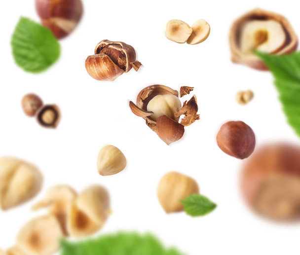 Орехи измельчают в кусочки, замораживают в холодильнике
 - Фото, изображение