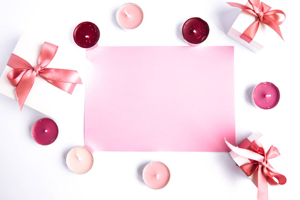 rosa Kopierraum für Text mit Geschenkboxen und Kerzen drumherum - Foto, Bild