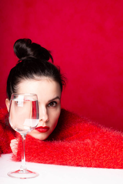 beautiful girl in red with a glass of water - Fotoğraf, Görsel
