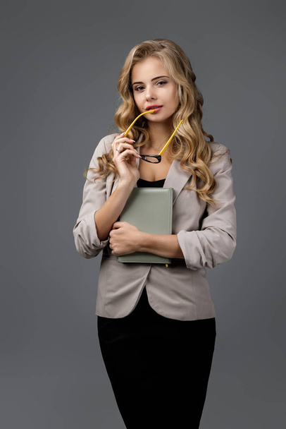 beautiful business woman with notebook - Foto, imagen