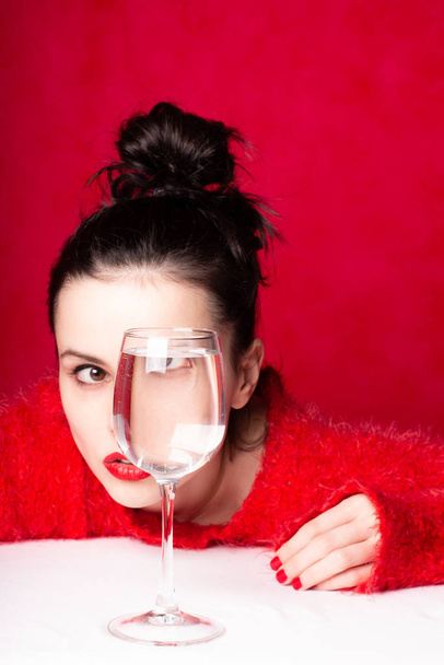 hermosa chica en rojo con un vaso de agua
 - Foto, imagen