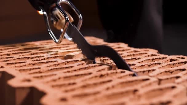 Close-up van de bouwer zaagt de keramische blokken met een automatische zaag. Voorraadbeelden. Concept nieuwbouw. - Video