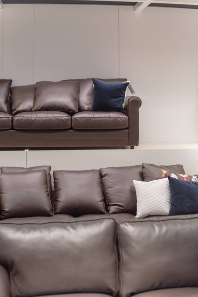 Montón de sofás y sofás de cuero en la tienda de muebles y muebles para el hogar en América
 - Foto, Imagen
