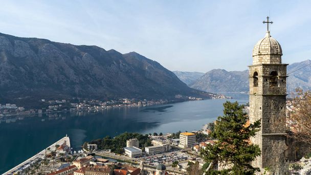 Top pohled na staré a nové město Kotor v Černé Hoře - Fotografie, Obrázek
