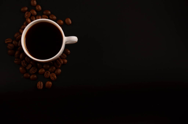 Чашка кави на темному фоні
 - Фото, зображення