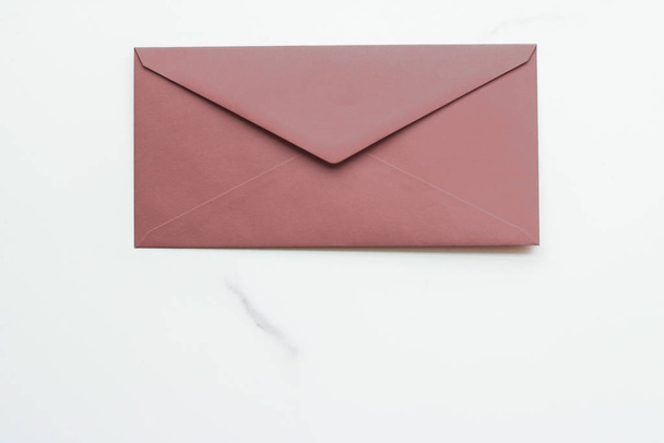 Blank paper envelopes on marble flatlay background, holiday mail - Zdjęcie, obraz
