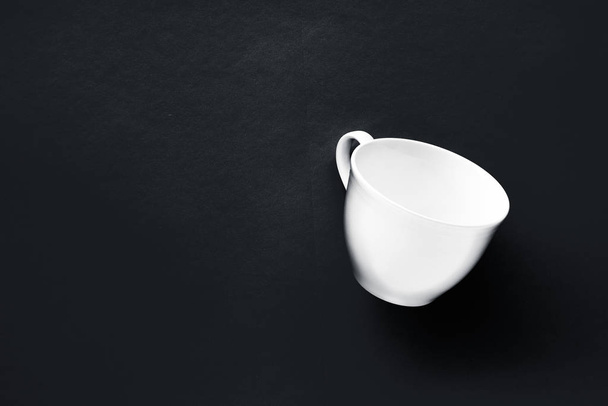 Set stoviglie per stoviglie bianche, tazza vuota su fondo piatto nero
 - Foto, immagini