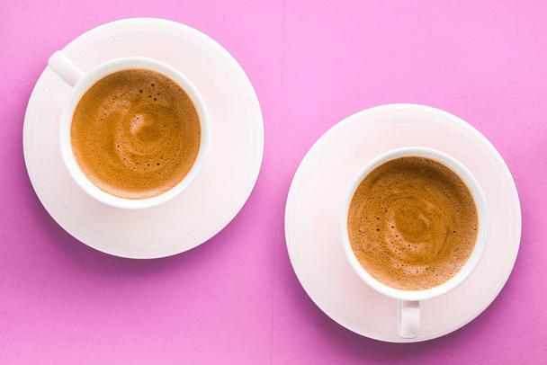 Copa de café francés caliente como bebida de desayuno, tazas planas en pin
 - Foto, Imagen