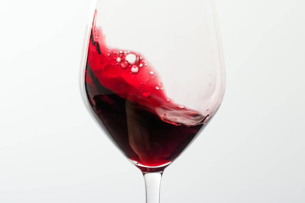 Szklanka czerwonego wina, nalewanie napoju podczas luksusowych wakacyjnych degustacji - Zdjęcie, obraz