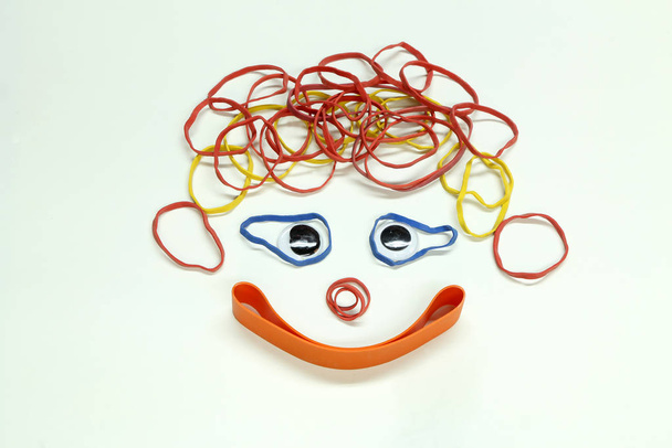 Смішне обличчя з різнокольорових гумок
 - Фото, зображення