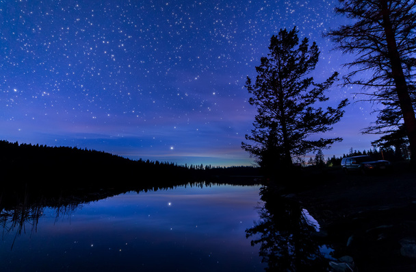 Blue Night Sky Along Lake с отражением
 - Фото, изображение