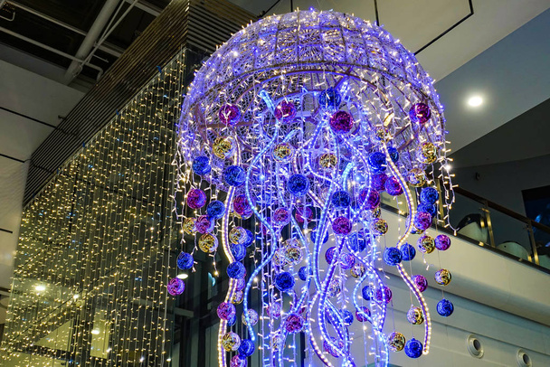 Suuri lamppu meduusan muodossa. Kaunis loma valaistus
 - Valokuva, kuva