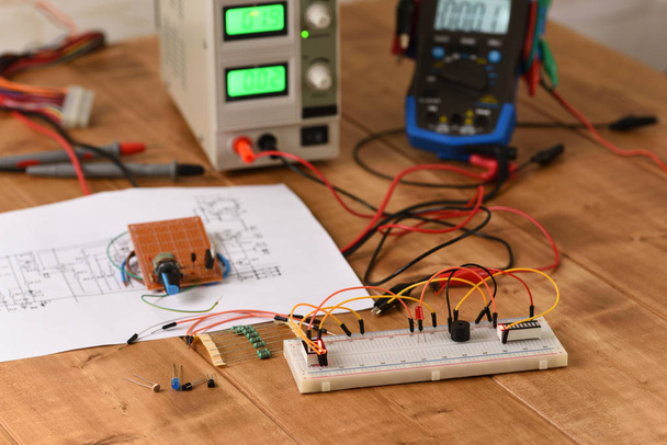 Circuito eléctrico montado en tablero de pan, tablero electrónico
. - Foto, imagen