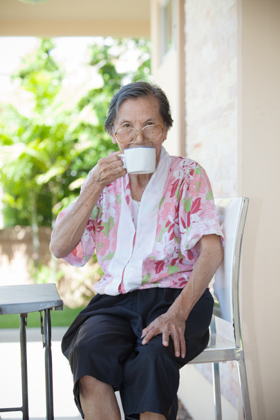 Donna anziana di settant'anni con una buona vita sana bevendo acqua
 - Foto, immagini
