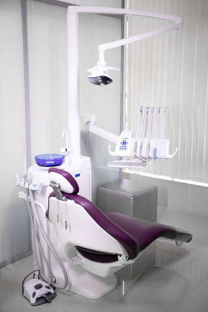 歯科用ユニットと椅子の歯科医の職場 - 写真・画像