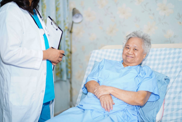 Ázsiai nővér fizioterapeuta orvos ellátás, segítség és támogatás idős vagy idős hölgy beteg kórházi kórteremben: egészséges erős orvosi koncepció - Fotó, kép