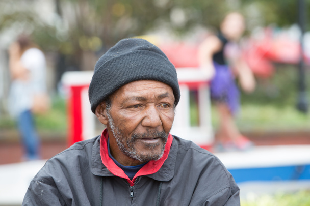 Hombre afroamericano sin hogar
 - Foto, Imagen