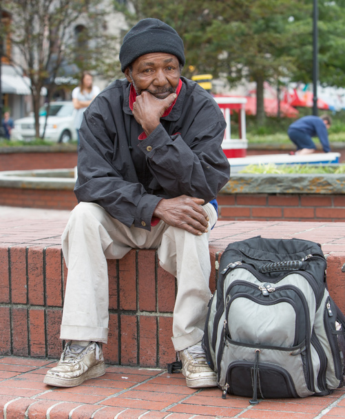 Hombre afroamericano sin hogar
 - Foto, Imagen