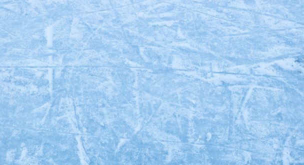 抽象的な氷の質感。自然の青の背景。氷の上のスケートのブレードの痕跡 - 写真・画像