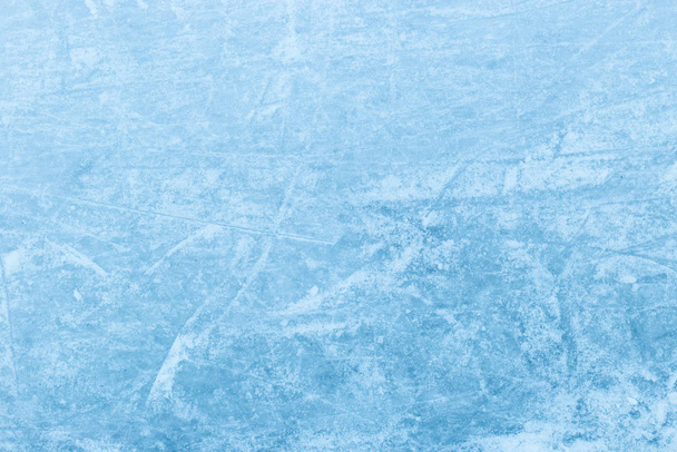 Abstrakti jäärakenne. Luonnon sininen tausta. Jälkiä luistinten teristä jäällä
 - Valokuva, kuva