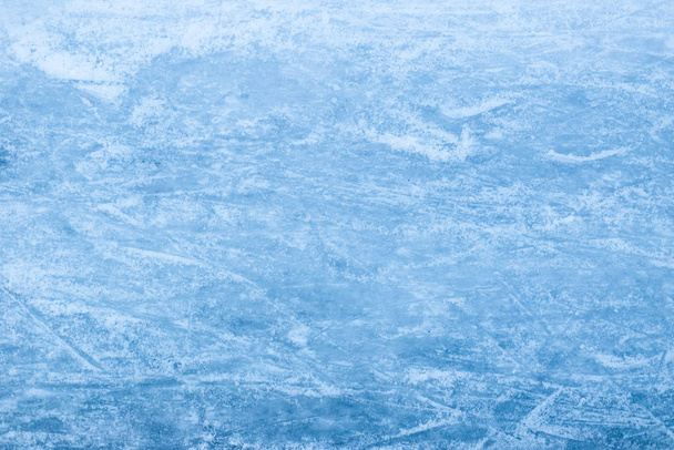 Abstraktní textura ledu. Přírodně modré pozadí. Stopy bruslí na ledu - Fotografie, Obrázek