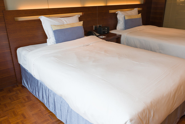 πλευρά δείτε δύο κρεβάτια σε ένα δωμάτιο ξενοδοχείου - Φωτογραφία, εικόνα