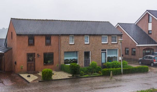 case di paese durante il tempo piovoso a Rucphen, un piccolo villaggio nei Paesi Bassi
 - Foto, immagini