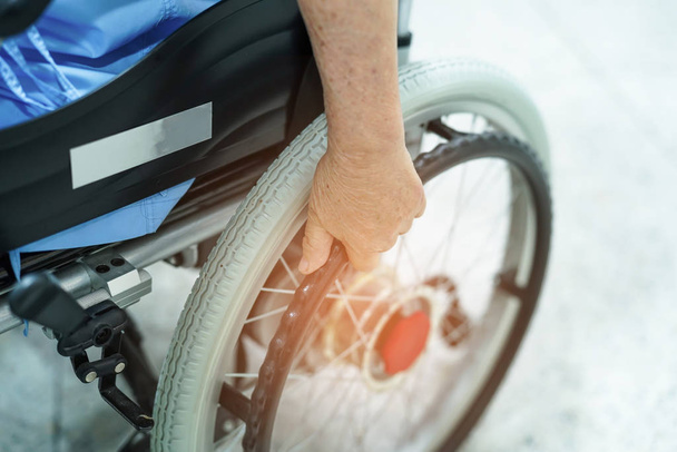 アジア高齢者、高齢者看護病棟でリモコン付き電動車椅子の老婦人女性患者: 健康の強い医療コンセプト  - 写真・画像