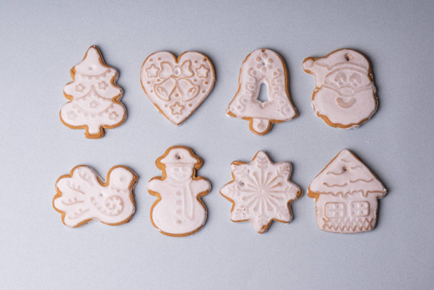 Varias galletas hechas a mano en forma de esmalte en forma de C
 - Foto, imagen