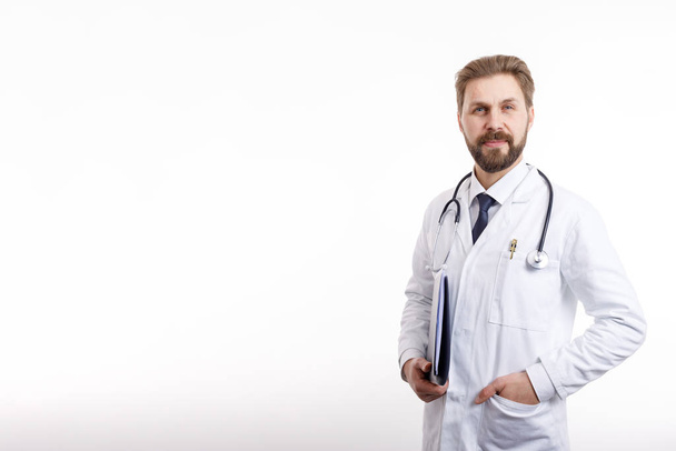 Смарт усміхнений чоловік доктор в білому димі і сорочці
 - Фото, зображення