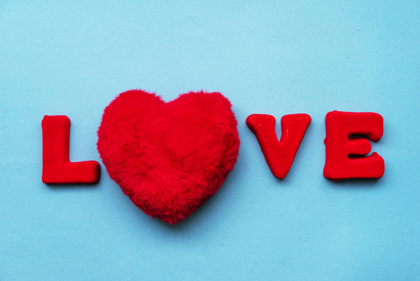 Слово "любов" складається з червоних літер на синьому фоні.. - Фото, зображення