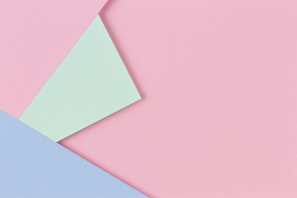 Abstraktní barevné papírové textury pozadí. Minimální geometrické tvary a linie v pastelové růžové, světle modré a zelené barvě - Fotografie, Obrázek