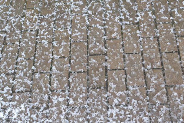 Pavimentación de losas en nieve y hielo. Fondo de invierno
 - Foto, Imagen