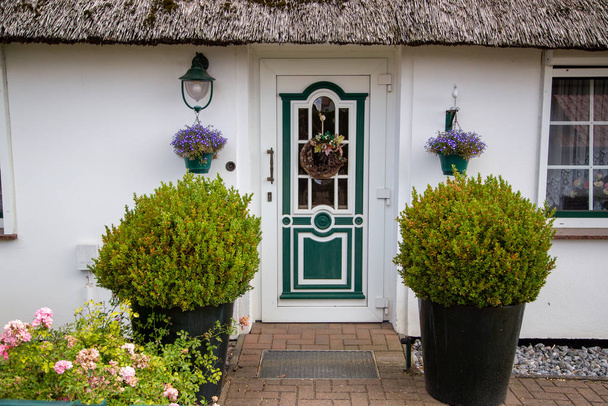 A entrada para uma casa privada com bela decoração
  - Foto, Imagem