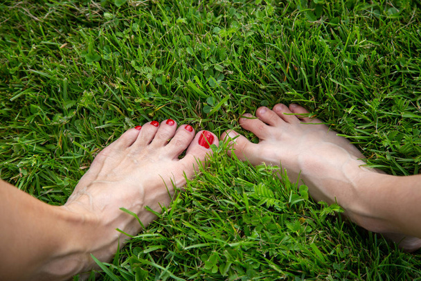 Alasti jalat ja varpaat tuoretta vihreää ruohoa
 - Valokuva, kuva