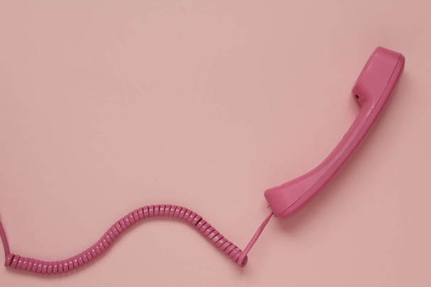 auricular rosa o modelo viejo del teléfono en un fondo rosa
. - Foto, Imagen