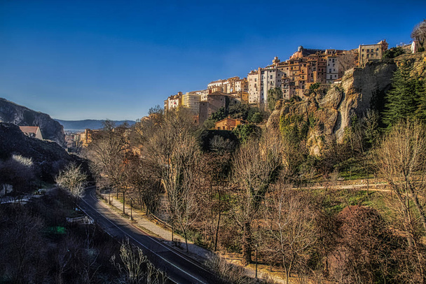 Historyczne miasto Cuenca - Hiszpania. Stare miasto na skalistych wzgórzach, Castilla La Mancha, Hiszpania. Domy wiszące na klifie. Niesamowita Hiszpania - miasto na skałach skalnych - Cuenca - Zdjęcie, obraz