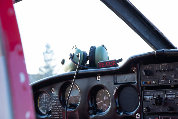 pequeña cabina de piloto de avión rojo en un día soleado
 - Foto, imagen