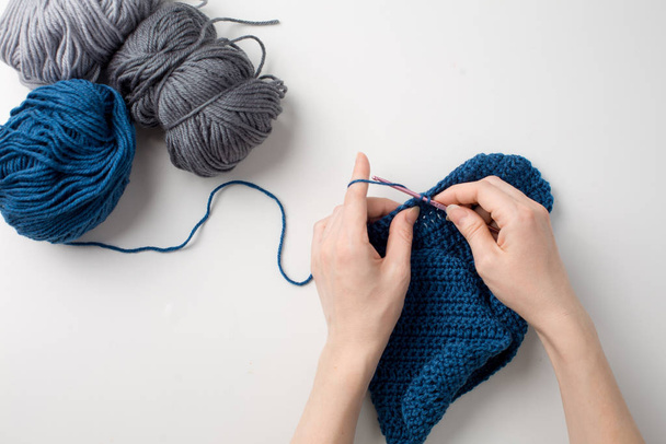 Lavorare a maglia donna Lavorare a mano con filo e ago
 - Foto, immagini