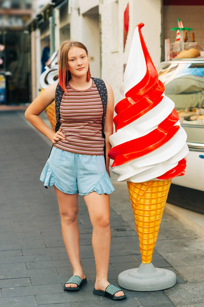 Ulkona muotokuva kaunis teini tyttö punaiset värjätyt hiukset poseeraa ulkona jättiläinen jäätelöä
 - Valokuva, kuva
