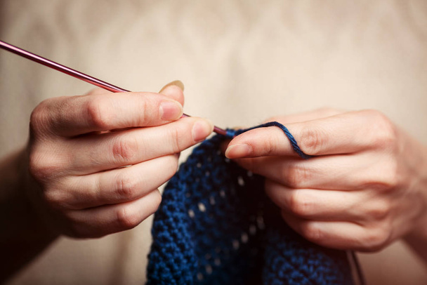 Mladá žena ve svetru pletení s háčkem háčkem - Fotografie, Obrázek