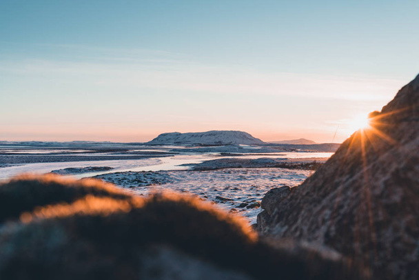 Winterlandschaft eines wunderschönen und gefrorenen Islands. Der Tourismus in Island ist auch in den Wintermonaten sehr beliebt und hat noch immer viel zu bieten - Foto, Bild