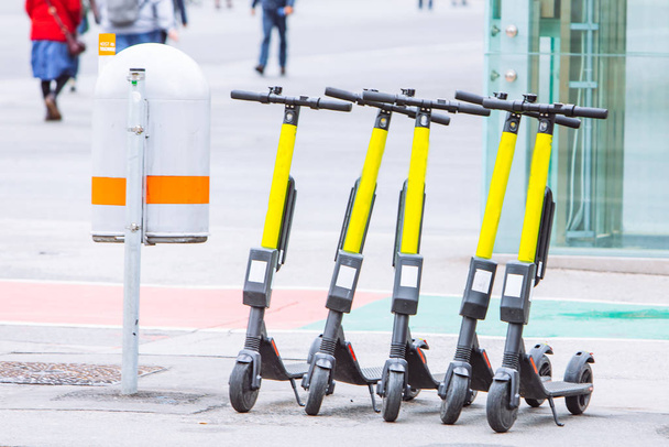 parkolt elektromos robogók a város utcájában - Fotó, kép