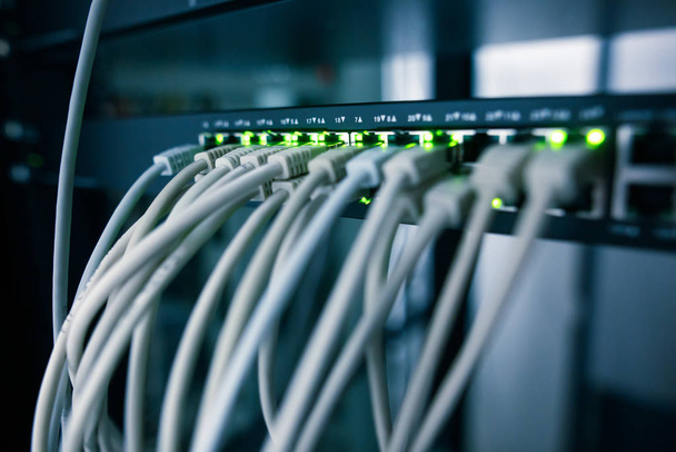 Sala de servidores de red con servidores, equipos de alto rendimiento que ejecutan procesos
 - Foto, imagen